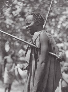 Afrikka: Shilluk-soturi nuijan kanssa (s/w-kuva). tekijältä Hugo Adolf Bernatzik
