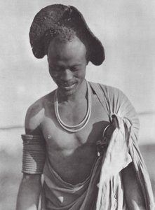 Afrikka: Shilluk-soturi, jolla on huppukampaus (s/w-kuva). tekijältä Hugo Adolf Bernatzik