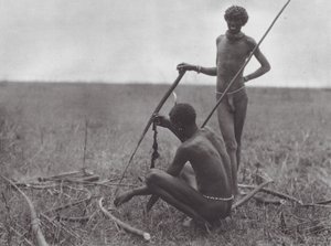 Afrikka: Shilluk-soturit lepäämässä (s/w-kuva).