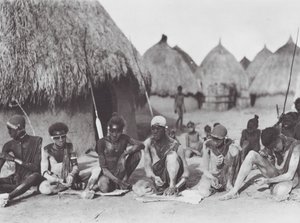 Afrikka: Shilluk-soturit hierovat itseään puun tuhkalla (s/w-kuva). tekijältä Hugo Adolf Bernatzik