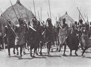 Afrikka: Shilluk-soturit hyökkäävät päällikön haudalle (s/w-kuva). tekijältä Hugo Adolf Bernatzik