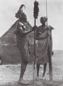 Afrikka: Shillukit festivaalipuvussa (s/w-kuva). tekijältä Hugo Adolf Bernatzik