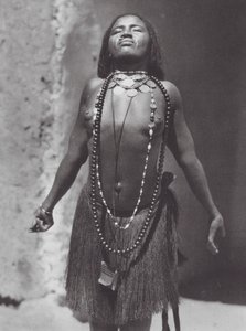 Afrikka: Sudanilainen vatsatanssija (s/w-kuva).