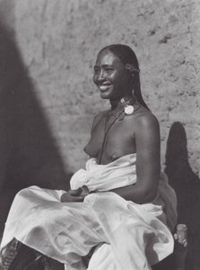 Afrikka: Sudanilainen nainen Omdurmanista (s/w-kuva). tekijältä Hugo Adolf Bernatzik