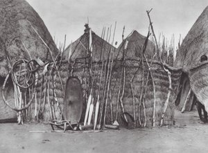 Afrikka: Shilluk-päällikön omaisuus (s/w-kuva). tekijältä Hugo Adolf Bernatzik