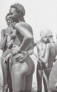 Nuer-tyttö (s/w-kuva)