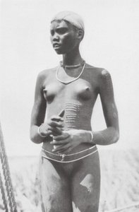 Nuer-tyttö (s/w-kuva)