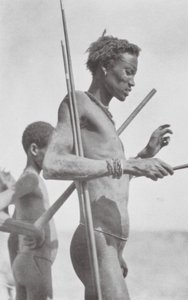 Nuer-mies (s/w-kuva) tekijältä Hugo Adolf Bernatzik