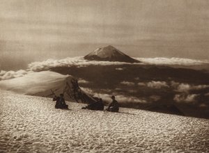 Meksiko: Iztaccihuatl ja näkymä Popocatepetliltä (s/w-kuva). tekijältä Hugo Brehme