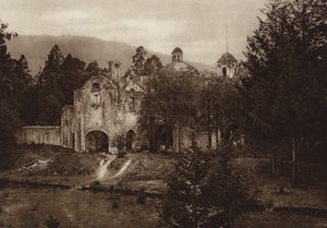 Meksiko: Luostarin raunio kansallispuistossa, Desierto de los Leones, takanäkymä (s/w valokuva) tekijältä Hugo Brehme