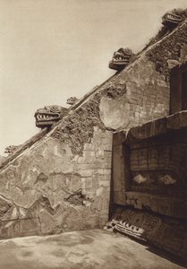Meksiko: San Juan Teotihuacan, Quetzalcouatlin pyramidin portaiden veistokset linnoituksen keskellä, länsijulkisivu (s/w-kuva). tekijältä Hugo Brehme