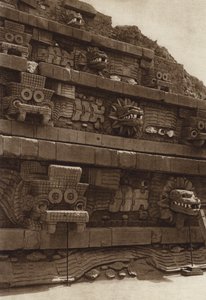 Meksiko: San Juan Teotihuacan, kiviveistoksia Quetzalcouatlin pyramidin länsijulkisivulla, pyramidi Citadelin keskellä (s/w-kuva).