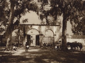 Meksiko: Xochimilco, kirkon sisäänkäynti (s/w-kuva). tekijältä Hugo Brehme