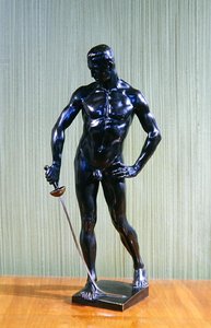 Miekkailija (pronssi) tekijältä Hugo Lederer