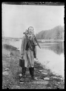 Hugo Simberg maalaustarvikkeineen Niemenlautassa tekijältä Hugo Simberg