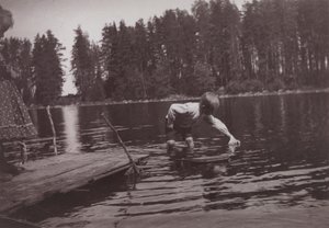 Leikkilaivaa uittavia lapsia Niemenlautalla tekijältä Hugo Simberg