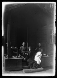 Palvelusväkeä Niemenlautan huvilan kuistilla tekijältä Hugo Simberg