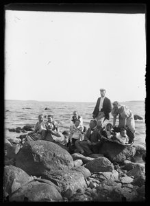 Ryhmäkuva Selkärannan rantakivillä tekijältä Hugo Simberg