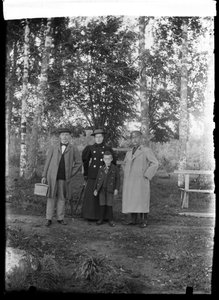 Seurue todennäköisesti lähdössä tai palaamassa höyrylaivalla tekijältä Hugo Simberg