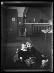 Tom ja Uhra Simberg Siltasaarenkadun ateljeekodissa tekijältä Hugo Simberg