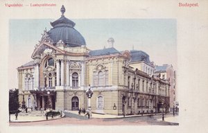 Postikortti, joka kuvaa Vigszinhazia (Komediateatteri) Budapestin Grand Boulevardilla, noin 1900 (värikuvan jälkeen) tekijältä Hungarian School