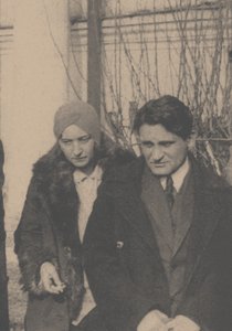 Serafima Suok-Narbut ja Juri Olesha Vladimir Majakovskin hautajaisissa, tekijältä Ilya Arnoldovich Ilf