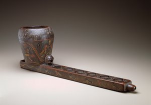 Seremoniallinen kaatoastia, Peru, 1675-1725 (chonta-puu, hartsimaali ja naulat)
