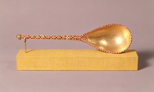 Rubiineilla, smaragdeilla ja timantilla koristeltu seremoniallinen lusikka, Mughal (kulta ja jalokivet)