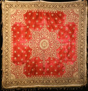 Helakanpunainen samettilattianpäällinen vihreällä samettireunuksella, tiiviisti kirjailtu kullatulla päällystetyllä kullatulla langalla (sametti) tekijältä Indian School