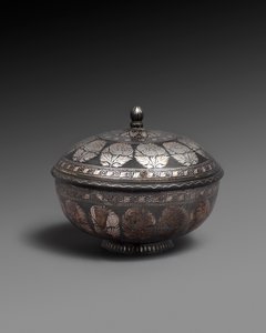 Kulho ja kansi metalliseoksesta hopealla, jokaisessa nauha naturalistisia kukkia, 1700-1899 tekijältä Indian School