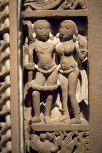 Pari rakastajaa. Oven karmi veistetystä kivestä, Rajasthanin tai Uttar Pradeshin (Intia) taidetta, 9.-10. vuosisata. Korean kansallismuseo, Soul (Etelä-Korea). tekijältä Indian School