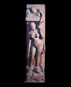 Tyttö kääpiön selässä, kädessään rypäle ja viinikannu (Punainen hiekkakiviveistos, Kushan Empire) tekijältä Indian School