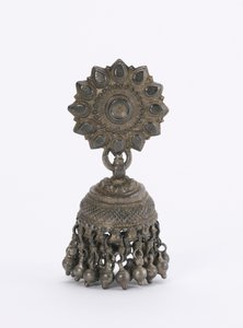 Korvakoru (jhumka) (hopea) tekijältä Indian School