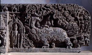 Hindulaisuus: "" Krishna tai Venugopala, huilulehmien mestari"" Musta kiviveistos, oikea osa (Krishna Venugopalana) 1100-luku (1100-luku) Halebidusta, Mysore - Kalkutta, Intian museo tekijältä Indian School