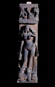 Hindulaisuus: Yakshini (Yaksi) luonnonhengen esitys, häkki ja papukaija, hän seisoo kääpiön päällä - (Jaksi papukaijan ja häkin kanssa, hän seisoo kääpiön päällä) Mathuran veistos, gres (Mathura-veistos , hiekkakivi) 2. vuosisadalla (2. vuosisata tekijältä Indian School