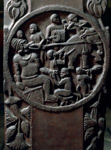 Intialainen taide, hindulaisuus: matala kohokuvio, joka edustaa apinoita, jotka repäisivät hampaan jättiläiseltä norsujen avulla. 2. vuosisadalla eaa. Kolkata, Intian museo tekijältä Indian School