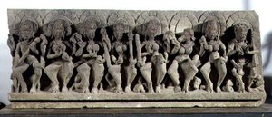Lintel, joka kuvaa Sivaa ja seitsemän äitijumalattarta, Gurjara-Pratihara-dynastiaa, Allahabadia (kivi) tekijältä Indian School