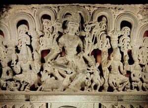 Lintel, jossa on hindujen kolminaisuus, Warangal, Andhra Pradesh, Kakatiya-dynastia
