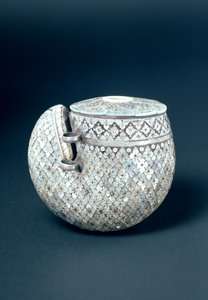 Puuterisarvi, intialainen, 1700-luku (sarvi ja helmiäinen) tekijältä Indian School