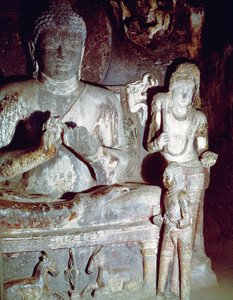 Istuva Buddha tekee ensimmäisen opetuseleen Caitya Hall of Cave 10:stä
