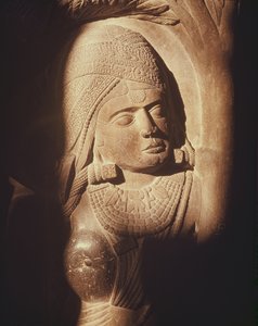 Yakshinin pää buddhalaisen stupan portista Bharhutissa, Madhya Pradeshissa, myöhäisellä Mauryan-kaudella, Sunga-dynastia (180-72 eKr.)