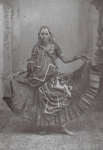 Bombay / Mumbai: Intialainen hameen tanssi (s/w valokuva) tekijältä Indian photographer