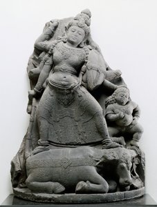 Durga surmaa Mahisan, n. 1300 (vulkaaninen kivi)