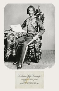 Raden Salehin muotokuva ja hänen käyntikorttinsa, n. 1850-1870 (bw-valokuva ja kaiverrus)
