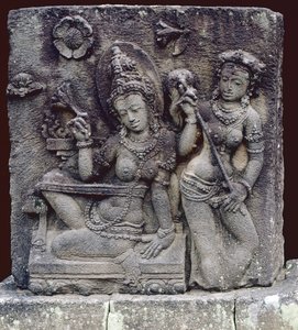 Istuva kuningatar (andesiitti)