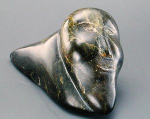 Hymyilevä mies, Cape Dorsetista (vuolukivi) tekijältä Inuit School