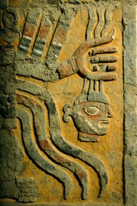 Pelottavaa vihaa herättävä dekapitatorin hahmo El Brujossa, syrjäisessä Moche-kulttuurin pyramidiraunioiden kompleksissa. Moche-kulttuuri hallitsi Perun pohjoisrannikkoa noin vuodesta A.... lähtien.