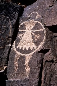 Anasazien petroglyfejä, kaiverruksia seiniin NM:ssä. tekijältä Ira Block