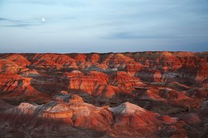 Värillisiä kiviä lähellä Wu Cai Wania Gobin autiomaassa, Xinjiang, Länsi-Kiina, 2007 (kuva). tekijältä Ira Block
