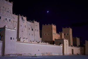 Kuu nousee Ouarzazaten yllä, Marokko, 2019 (kuva) (kuva) tekijältä Ira Block